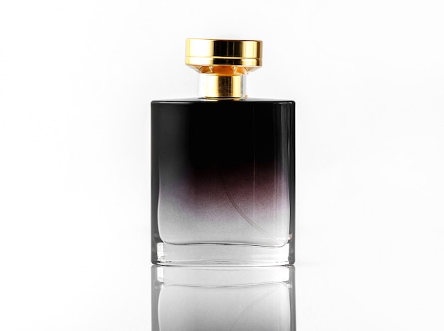 Uma fragrância de vista frontal preta com tampa dourada na mesa isolada branca