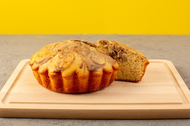 Foto grátis uma frente fechou a vista bolo doce delicioso bolo de chocolate delicioso cortado na mesa quadrada de cor creme