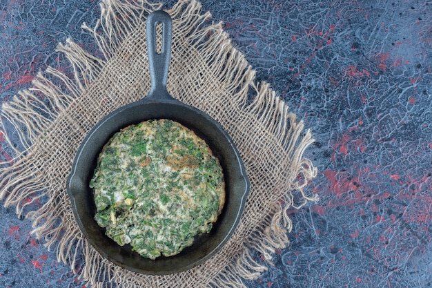 Uma frigideira de omelete com legumes.