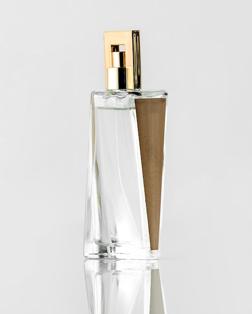 Uma garrafa de perfume marrom prata vista frontal projetada na mesa branca