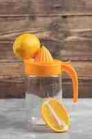 Foto grátis uma jarra de vidro vazia com um limão inteiro em um fundo de madeira.