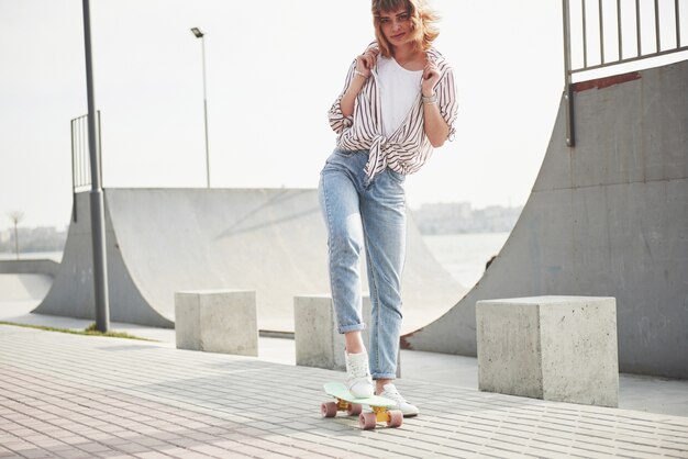 Uma jovem desportista que anda num parque de skate.