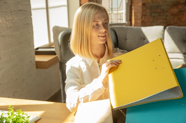 Uma jovem empresária se movendo no escritório, conseguindo um novo local de trabalho.