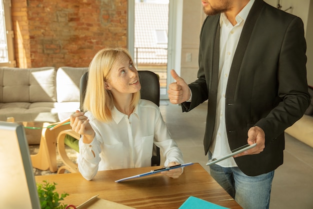 Uma jovem empresária se movendo no escritório, conseguindo um novo local de trabalho.