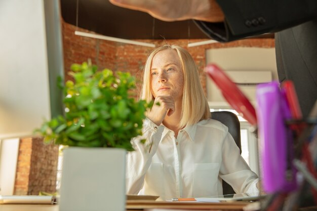 Uma jovem empresária se movendo no escritório, conseguindo um novo local de trabalho.