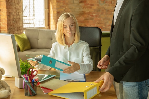 Uma jovem empresária se mudando para o escritório, conseguindo um novo local de trabalho