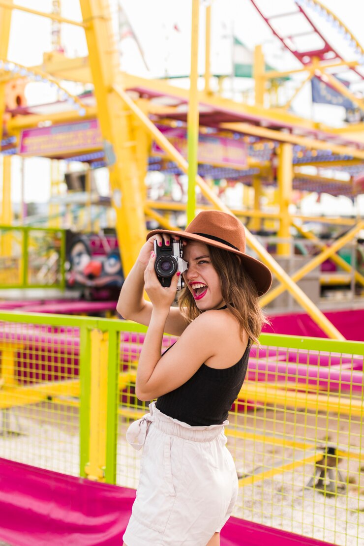 Foto grátis uma jovem loira no parque de diversões.