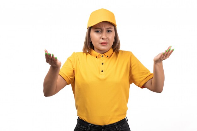 Uma jovem mensageira de frente em uniforme amarelo posando