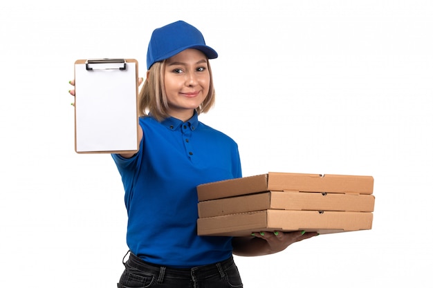 Uma jovem mensageira de uniforme azul segurando pacotes de entrega de comida e um bloco de notas com assinaturas.