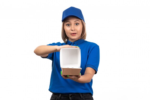 Uma jovem mensageira de uniforme azul segurando um pacote de entrega de comida