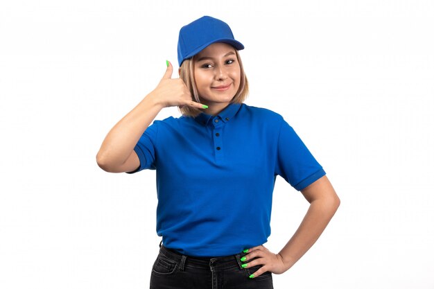 Uma jovem mensageira de uniforme azul, vista frontal, apenas posando