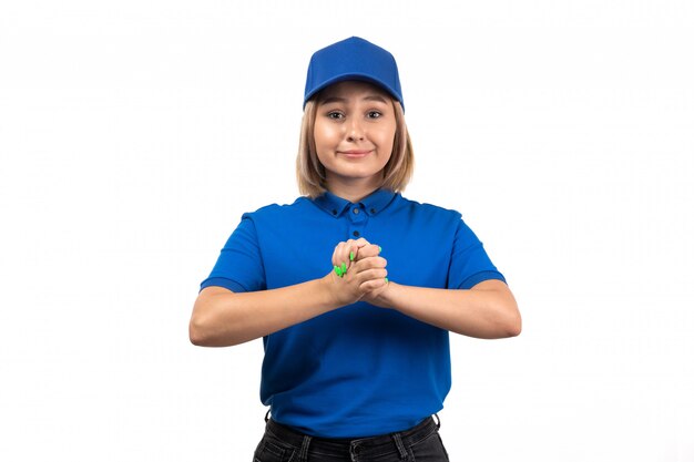 Uma jovem mensageira de uniforme azul, vista frontal, apenas posando