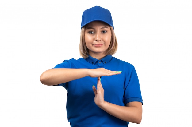 Foto grátis uma jovem mensageira de uniforme azul, vista frontal, apenas posando