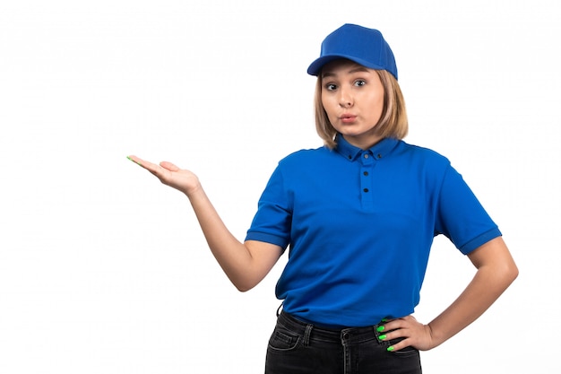 Foto grátis uma jovem mensageira de uniforme azul, vista frontal, apenas posando