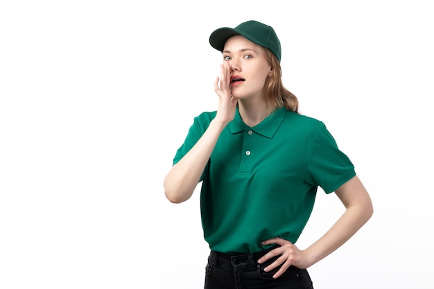 Uma jovem mensageira de uniforme verde posando e sussurrando de frente