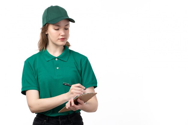 Uma jovem mensageira de uniforme verde segurando um bloco de notas e anotando os pedidos