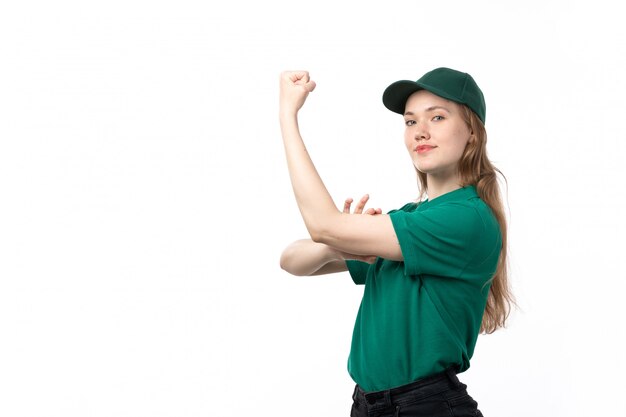 Uma jovem mensageira de uniforme verde, sorrindo e flexionando