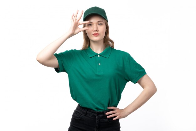 Uma jovem mensageira de uniforme verde sorrindo e posando de tamanho reduzido