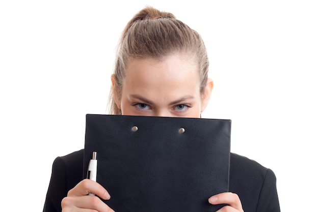 Uma jovem segurando um close do rosto de um tablet preto isolado na parede branca