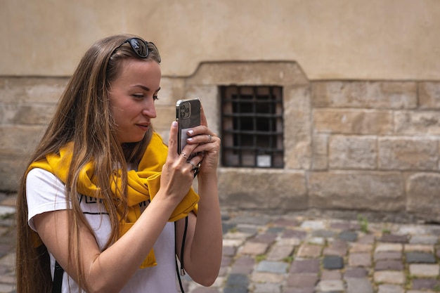 Uma jovem tira foto no conceito de turismo de smartphone