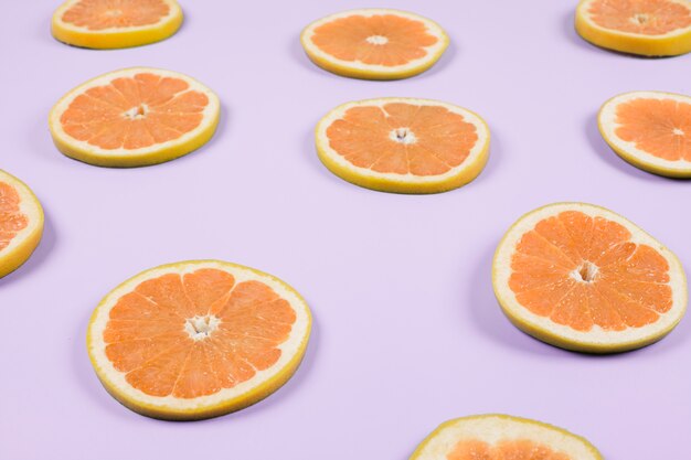 Uma laranja fatias no fundo roxo