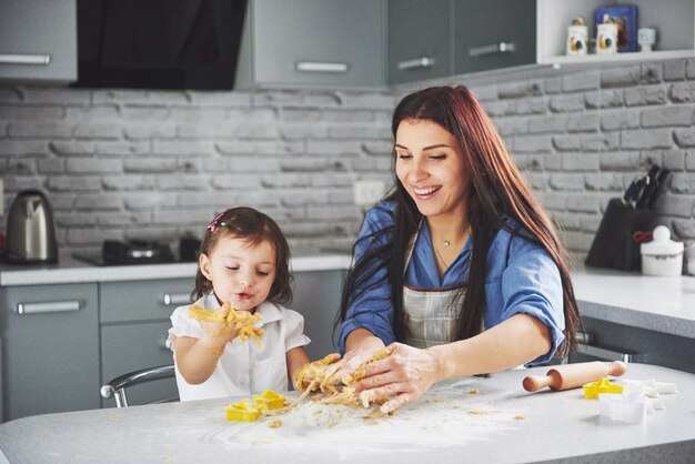 Uma linda filha com a mãe dela coze.