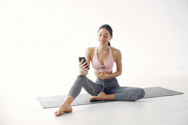 Uma linda garota está envolvida em um estúdio de yoga