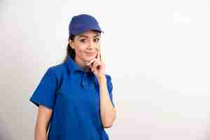 Foto grátis uma linda mulher de uniforme azul toca seu rosto com a mão. foto de alta qualidade