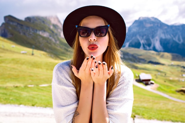 Uma linda mulher mandando beijos de férias em resort nas montanhas