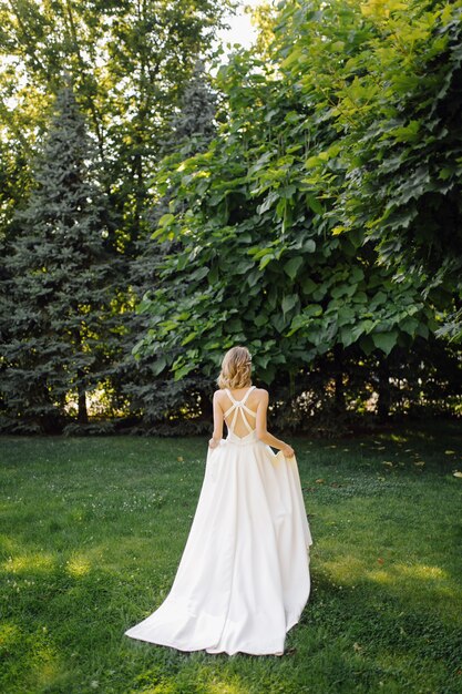 uma linda noiva usando vestido de noiva