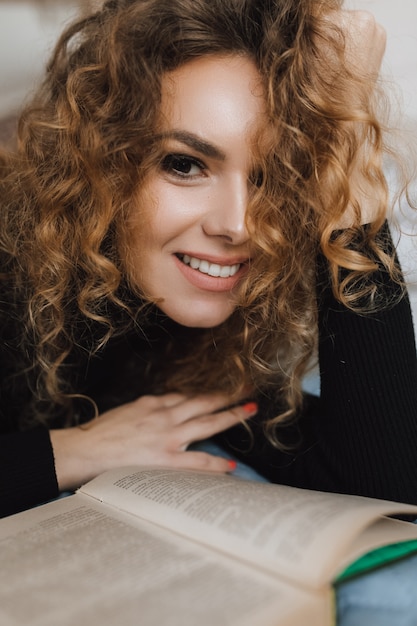 Foto grátis uma linda ruiva lê um livro