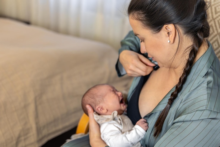 Foto grátis uma mãe amamenta um recém-nascido conceito de cuidados maternos para as crianças