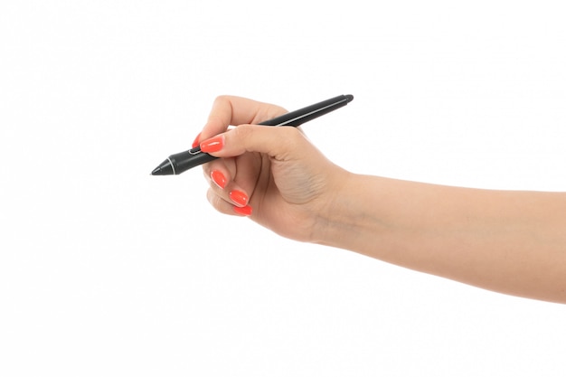 Uma mão feminina vista frontal com unhas coloridas, segurando a caneta no branco