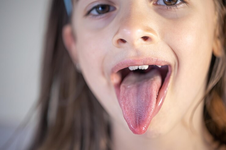 Foto grátis uma menina abre a boca e mostra a língua