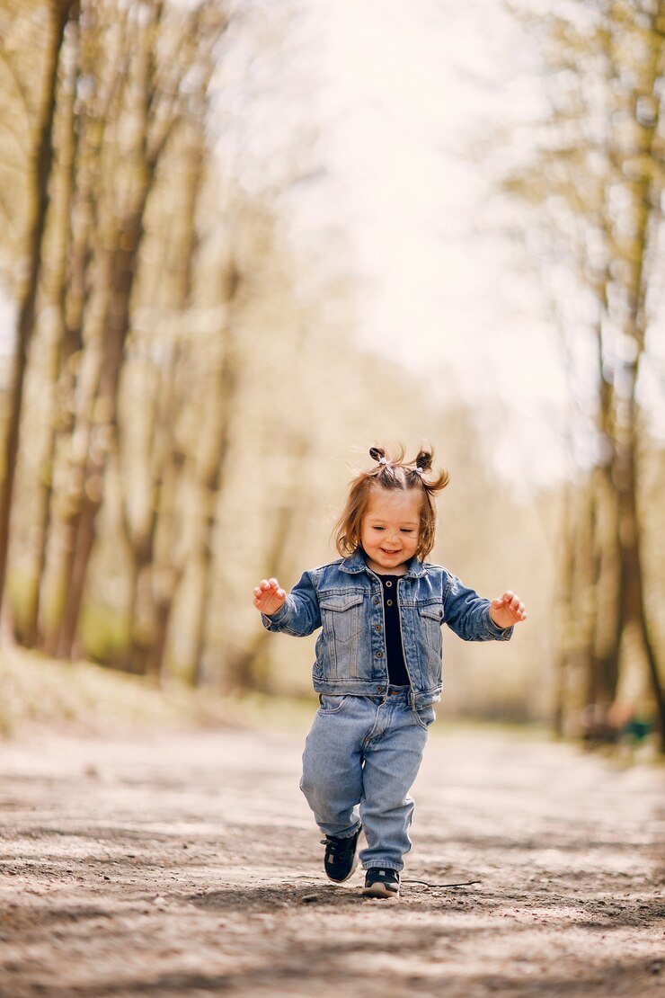 Foto grátis uma menina bonita num parque de primavera