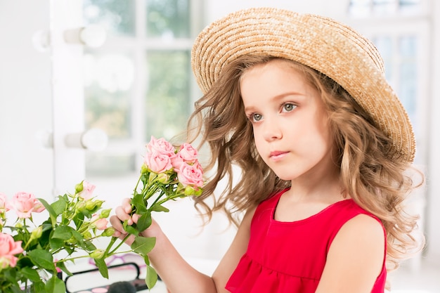 Foto grátis uma menina com vestido vermelho e cosméticos.