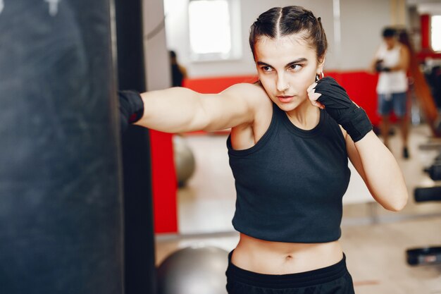 Uma menina linda e atlética sportswear treinando no ginásio