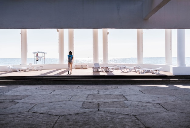 Uma menina olhando para o mar