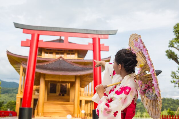 Uma mulher asiática bonita que desgasta um quimono japonês, conceito tradicional do vestido.