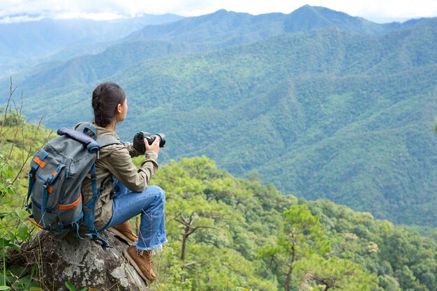 Uma mulher com uma câmera Dia mundial do fotógrafo.