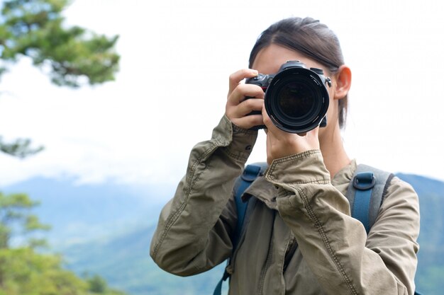 Uma mulher com uma câmera Dia mundial do fotógrafo.