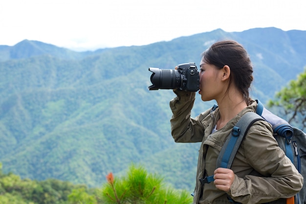 Uma mulher com uma câmera Dia mundial do fotógrafo.