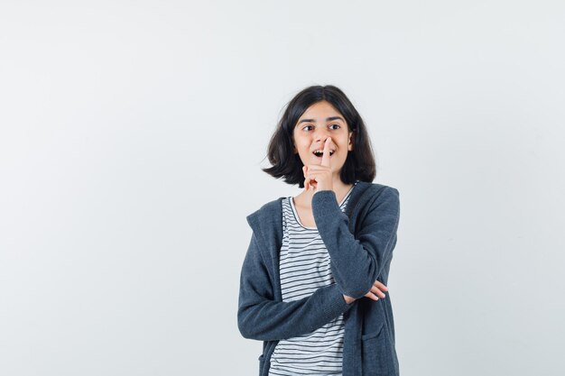 Uma mulher expressiva está posando no estúdio