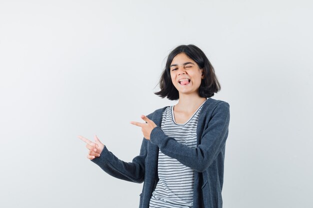 Uma mulher expressiva está posando no estúdio