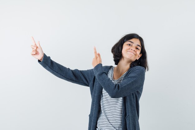 Uma mulher expressiva está posando no estúdio