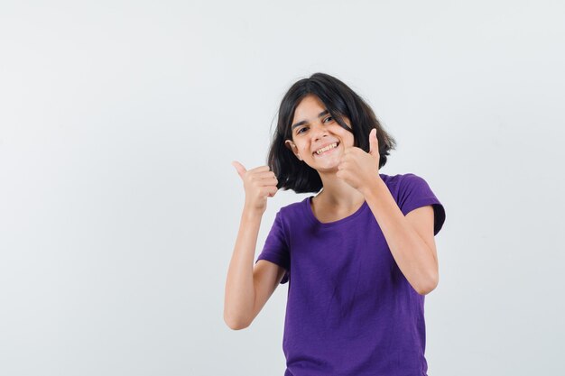 Uma mulher expressiva está posando no estúdio