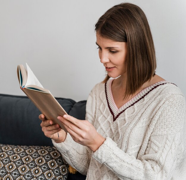 Uma mulher morena lendo um livro