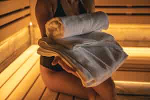 Foto grátis uma mulher na sauna com toalhas nas mãos dela closeup