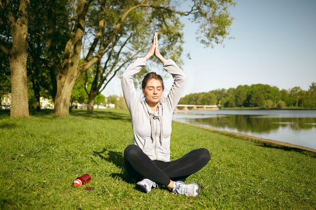 Uma mulher saudável está fazendo exercícios ao ar livre