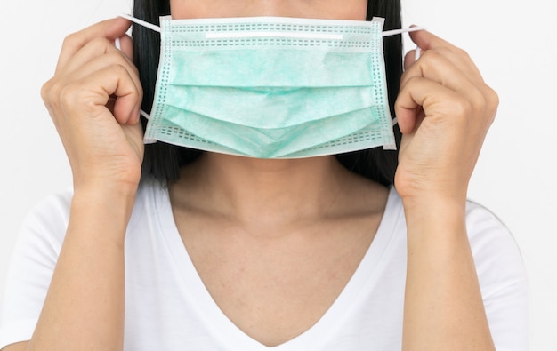 Uma mulher usa uma máscara facial que protege contra a propagação do coronavírus
